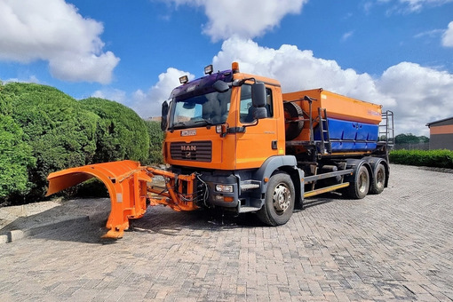 Zdjęcie przedstawiające MAN TGM 26.330 6x4 piaskarka SCHMIDT 9,25m3