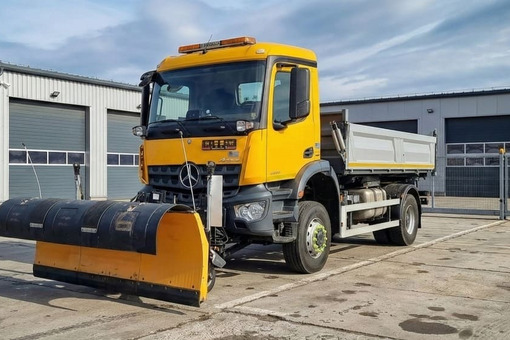 Zdjęcie przedstawiające nowość w ofercie: Mercedes Arocs 1824 4x4 | Wywrotka, Piaskarka, Pług | 2017