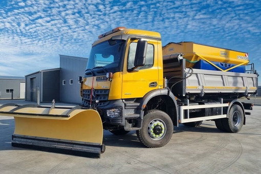 Zdjęcie przedstawiające nowość w ofercie: Mercedes Arocs 1824 4x4 | Wywrotka, Piaskarka, Pług | 2017