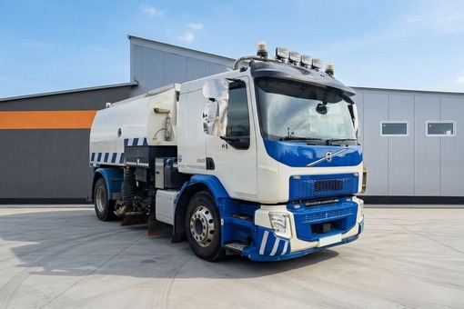 Zdjęcie przedstawiające VOLVO FE250 – Zamiatarka STOCK S6400 / PM2.5 PM10 / EURO 6 / 2017