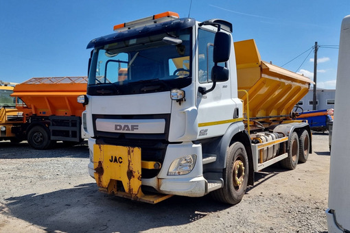 Zdjęcie przedstawiające Piaskarko-solarka DAF CF 370 6x4 Euro 6 9m3